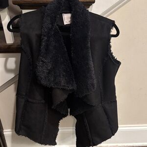 NUAGE Chic Black Faux Fur Vest